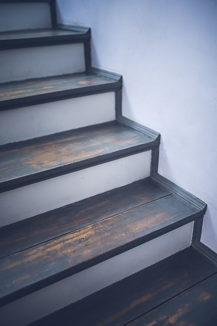 Jakie wybrać schody? Nakładki na schody drewniane Warszawa